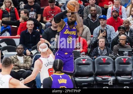 Chicago, USA. 29. März 2023. Chicago, USA, 29. März 2023: LeBron James (6 Los Angeles Lakers) schießt den Ball während des Spiels zwischen den Chicago Bulls und den Los Angeles Lakers am Mittwoch, 29. März 2023 im United Center, Chicago, USA. (KEINE KOMMERZIELLE NUTZUNG) (Shaina Benhiyoun/SPP) Guthaben: SPP Sport Press Photo. Alamy Live News Stockfoto