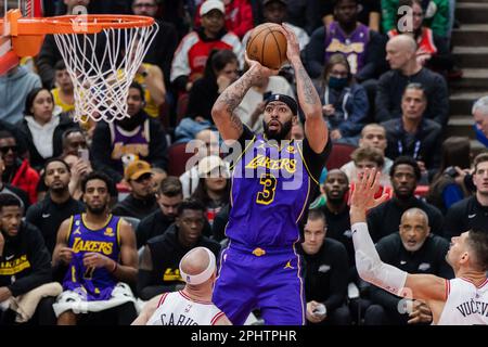 Chicago, USA. 29. März 2023. Chicago, USA, 29. März 2023: Anthony Davis (3 Los Angeles Lakers) schießt den Ball während des Spiels zwischen den Chicago Bulls und den Los Angeles Lakers am Mittwoch, 29. März 2023 im United Center, Chicago, USA. (KEINE KOMMERZIELLE NUTZUNG) (Shaina Benhiyoun/SPP) Guthaben: SPP Sport Press Photo. Alamy Live News Stockfoto