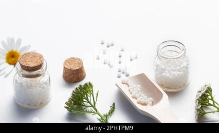 Homöopathische Arzneimittel und Heilpflanzen auf hellem Hintergrund, Kopierraum. Stockfoto