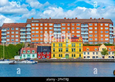 Traditionelle Hafengebäude in Karlskrona, Schweden. Stockfoto