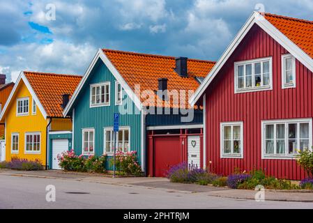 Farbenfrohe Holzhäuser in der schwedischen Stadt Karlskrona. Stockfoto