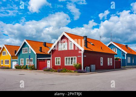 Farbenfrohe Holzhäuser in der schwedischen Stadt Karlskrona. Stockfoto