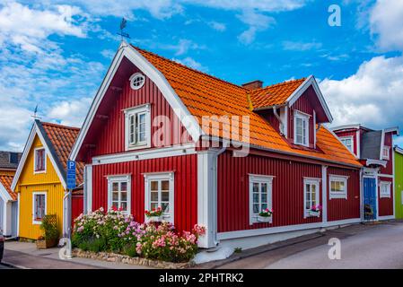 Farbenfrohe Holzhäuser in der schwedischen Stadt Karlskrona. Stockfoto