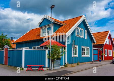 Farbenfrohe Holzhäuser in der schwedischen Stadt Karlskrona. Stockfoto