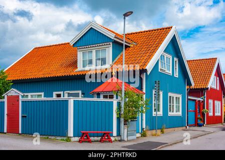 Farbenfrohe Holzhäuser in der schwedischen Stadt Karlskrona. Stockfoto