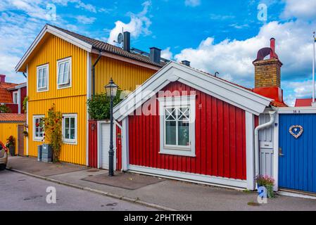 Farbenfrohe Holzhäuser in der schwedischen Stadt Karlskrona. Stockfoto