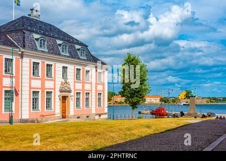 Traditionelle Hafengebäude in Karlskrona, Schweden. Stockfoto