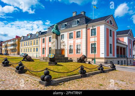 Traditionelle Hafengebäude in Karlskrona, Schweden. Stockfoto