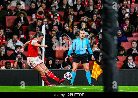 Katie McCabe (15) von Arsenal, dargestellt während eines Fußballspiels zwischen Arsenal und Bayern Munchen im Viertelfinale der Champions League Frauenfußball der Saison 2022 - 2023 am Mittwoch, den 29 . März 2023 in London , England . FOTO SPORTPIX | Stijn Audooren Stockfoto