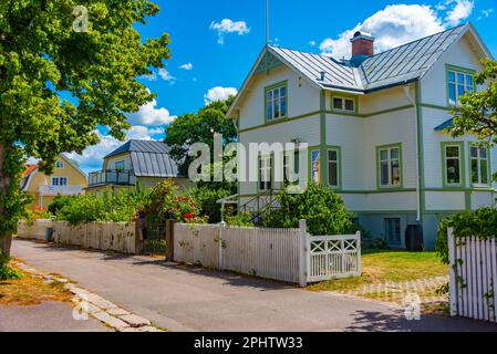 Farbenfrohe Holzhäuser in Borgholm auf der schwedischen Insel Öland. Stockfoto