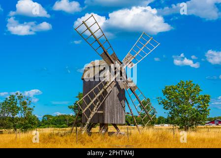 Alte Holzwindmühle auf der Insel Öland in Schweden. Stockfoto