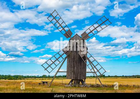 Alte Holzwindmühle auf der Insel Öland in Schweden. Stockfoto