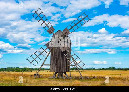 Alte Holzwindmühle auf der Insel Öland in Schweden. Stockfoto