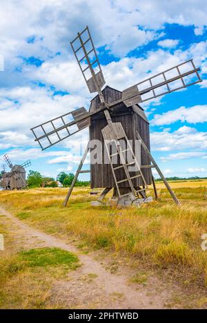 Alte Holzwindmühle auf der Insel Öland in Schweden. Stockfoto