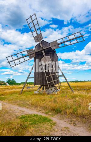 Alte Holzwindmühle auf der Insel Öland in Schweden. Stockfoto