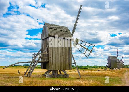 Alte Holzwindmühle auf der Insel Öland in Schweden. Stockfoto