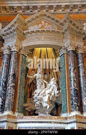 Das Ecstasy von St. Teresa von Bernini in Santa Maria della Vittoria in Rom, Italien Stockfoto