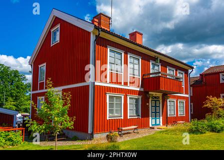 Farbenfrohe Holzhäuser in der schwedischen Stadt Eksjö. Stockfoto