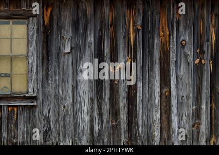 Altes verwittertes Holzgebäude und Fenster Stockfoto