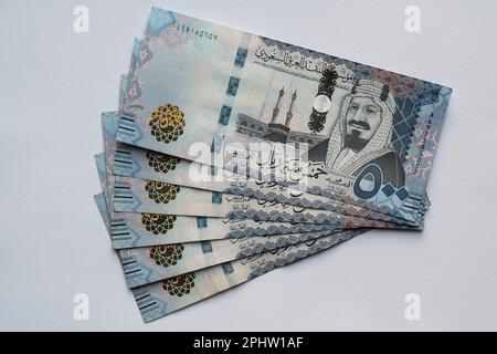 500-Dollar-Banknote in Saudi-Riyals, mit Bild von Kaaba und König Abdulaziz Stockfoto