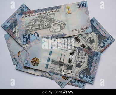 500-Dollar-Banknote in Saudi-Riyals, mit Bild von Kaaba und König Abdulaziz Stockfoto