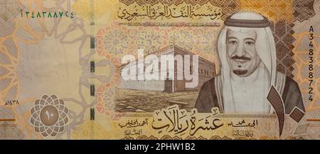 Saudische 10-riyale-Banknote, Saudi-arabischer 10-riyals-Geldhintergrund mit dem Foto von König Salman Stockfoto