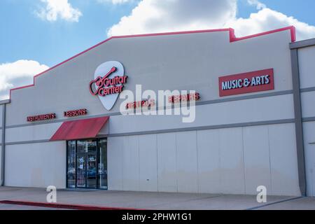 HARAHAN, LA, USA - 23. MÄRZ 2023: Vor dem Guitar Center im Elmwood Shopping Center Stockfoto