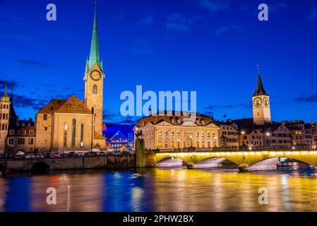 Blick auf den Sonnenuntergang über das historische Stadtzentrum von Zürich mit der berühmten Fraumünsterkirche und dem Fluss Limmat an einem sonnigen Tag in der Schweiz. Stockfoto
