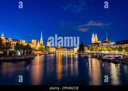 Blick auf das historische Stadtzentrum von Zürich bei Sonnenuntergang mit den berühmten Fraumünster- und Großmünsterkirchen und dem Fluss Limmat, Schweiz. Stockfoto