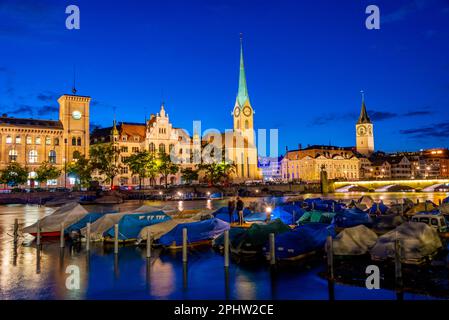 Blick auf den Sonnenuntergang über das historische Stadtzentrum von Zürich mit der berühmten Fraumünsterkirche und dem Fluss Limmat an einem sonnigen Tag in der Schweiz. Stockfoto
