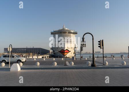 Doha, Katar - 13. Februar 2023: Deutsches Kreuzfahrtschiff „AIDAcosma“ legt im Hafen von Doha, Katar an. Stockfoto