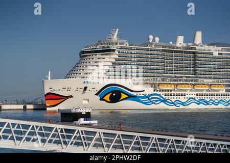 Doha, Katar - 13. Februar 2023: Deutsches Kreuzfahrtschiff „AIDAcosma“ legt im Hafen von Doha, Katar an. Stockfoto