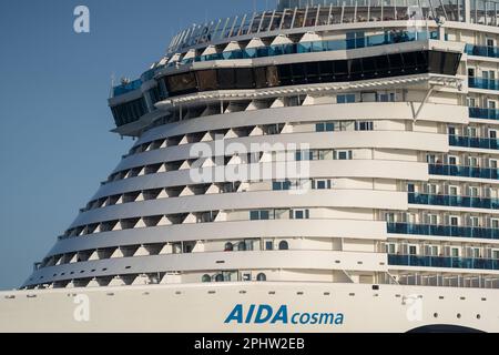 Doha, Katar - 13. Februar 2023: Deutsches Kreuzfahrtschiff „AIDAcosma“ legt im Hafen von Doha, Katar an. Stockfoto