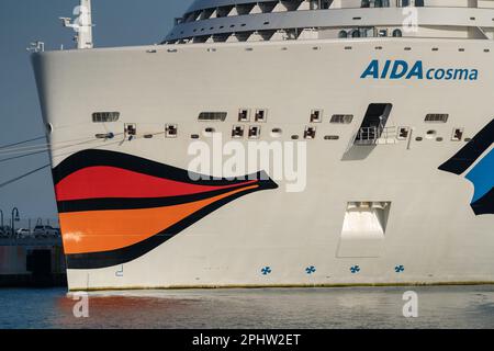 Doha, Katar - 13. Februar 2023: Deutsches Kreuzfahrtschiff „AIDAcosma“ legt im Hafen von Doha, Katar an. Stockfoto