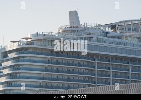 Doha, Katar - 13. Februar 2023: Deutsches Kreuzfahrtschiff „AIDAcosma“ legt im Hafen von Doha, Katar an. Stockfoto