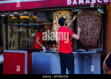 Kuala Lumpur, Malaysia - 5. März 2023. Traditionelles türkisches Essen ist Döner Kebab in Bukit Bintang. Beliebte Street Foods. Stockfoto