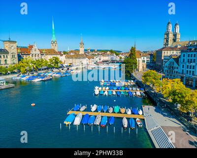 Flußansicht des Schweizer Flusses Limmat in Zürich. Stockfoto