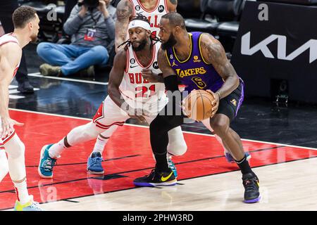 Chicago, USA. 29. März 2023. Chicago, USA, 29. März 2023: Patrick Beverley (21 Chicago Bulls) bewacht LeBron James (6 Los Angeles Lakers) während des Spiels zwischen den Chicago Bulls und den Los Angeles Lakers am Mittwoch, 29. März 2023 im United Center, Chicago, USA. (KEINE KOMMERZIELLE NUTZUNG) (Shaina Benhiyoun/SPP) Guthaben: SPP Sport Press Photo. Alamy Live News Stockfoto