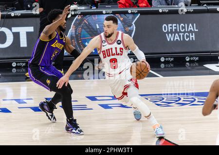 Chicago, USA. 29. März 2023. Chicago, USA, 29. März 2023: Zach LaVine (8 Chicago Bulls) dribbelt während des Spiels zwischen den Chicago Bulls und den Los Angeles Lakers am Mittwoch, 29. März 2023 im United Center, Chicago, USA. (KEINE KOMMERZIELLE NUTZUNG) (Shaina Benhiyoun/SPP) Guthaben: SPP Sport Press Photo. Alamy Live News Stockfoto