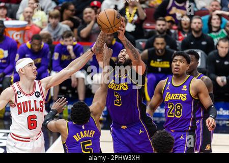 Chicago, USA. 29. März 2023. Chicago, USA, 29. März 2023: Anthony Davis (3 Los Angeles Lakers) erobert die Erholung während des Spiels zwischen den Chicago Bulls und den Los Angeles Lakers am Mittwoch, den 29. März 2023 im United Center, Chicago, USA. (KEINE KOMMERZIELLE NUTZUNG) (Shaina Benhiyoun/SPP) Guthaben: SPP Sport Press Photo. Alamy Live News Stockfoto