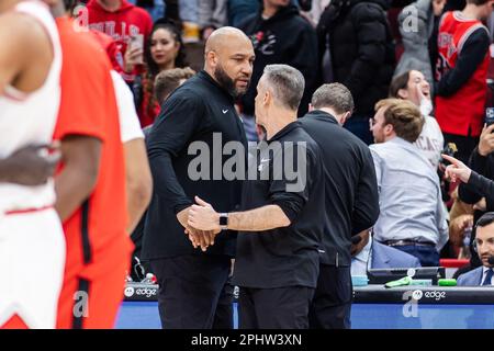 Chicago, USA. 29. März 2023. Chicago, USA, 29. März 2023: Los Angeles Lakers Head Coach Darvin Ham und Chicago Bulls Head Coach Billy Donovan geben sich nach dem Spiel zwischen den Chicago Bulls und den Los Angeles Lakers am Mittwoch, 29. März 2023 im United Center, Chicago, USA die Hand. (KEINE KOMMERZIELLE NUTZUNG) (Shaina Benhiyoun/SPP) Guthaben: SPP Sport Press Photo. Alamy Live News Stockfoto