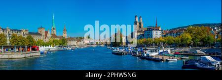 Panoramablick auf das historische Stadtzentrum von Zürich mit den berühmten Kirchen Fraumünster und Grossmünster und dem Fluss Limmat, Schweiz. Stockfoto