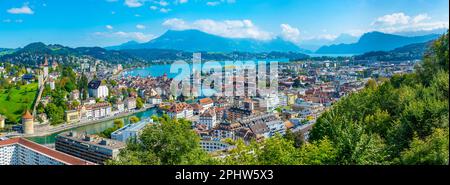 Panoramablick auf Luzern vom Schloss Gütsch. Stockfoto