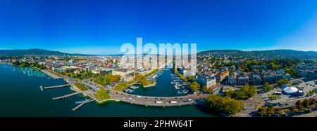 Flußansicht des Schweizer Flusses Limmat in Zürich. Stockfoto
