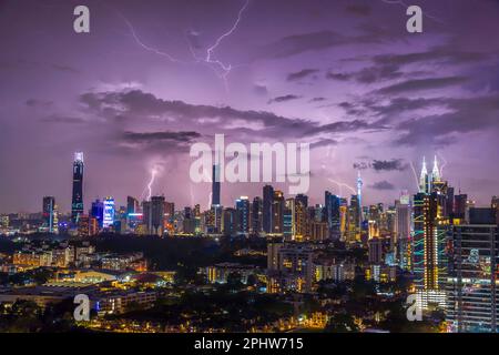 Kuala Lumpur, Malaysia - 5. März 2023: Atemberaubendes Bild von Kuala Lumpur, erleuchtet von Dutzenden von Blitzen während eines schweren Gewitters Stockfoto
