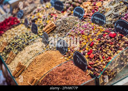 Markttheke mit verschiedenen Teesorten, Kräutern, Pflanzen und getrockneten Blumen Stockfoto