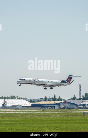 August 31 2022 - Calgary Alberta Kanada - Air Canada Express Jet Ankunft am Calgary International Airport Stockfoto