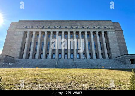 Helsinki, Finnland. 21. März 2023. Die Sonne scheint über dem finnischen Parlament (Eduskunta) in Helsinki. Am Sonntag wird in Finnland ein neues parlament gewählt. (Dpa „Sanna Marin und der Dreierkampf um die finnische Regierungsmacht“) Kredit: Steffen TRUMPF/dpa/Alamy Live News Stockfoto