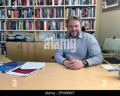 Helsinki, Finnland. 21. März 2023. Der Politikwissenschaftler Juhana Aunesluoma sitzt in seinem Büro an der Universität Helsinki. Am Sonntag wird in Finnland ein neues parlament gewählt. (Dpa 'Sanna Marin und der Dreierkampf für die finnische Regierungsmacht') Kredit: Steffen TRUMPF/dpa/Alamy Live News Stockfoto
