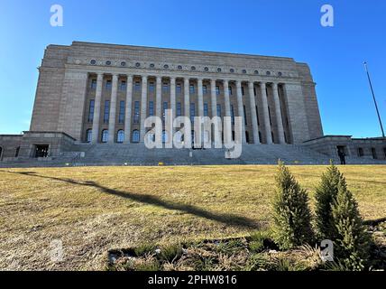 Helsinki, Finnland. 21. März 2023. Die Sonne scheint über dem finnischen Parlament (Eduskunta) in Helsinki. Am Sonntag wird in Finnland ein neues parlament gewählt. (Dpa „Sanna Marin und der Dreierkampf um die finnische Regierungsmacht“) Kredit: Steffen TRUMPF/dpa/Alamy Live News Stockfoto
